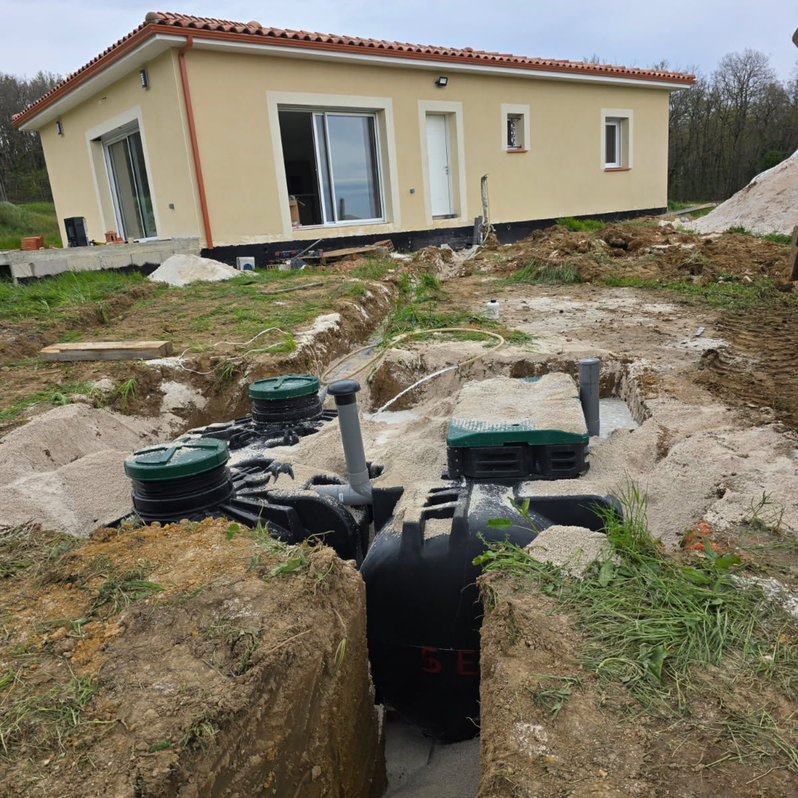 Tranchée pour entretien des réseaux d’évacuation d’eau usée et potable