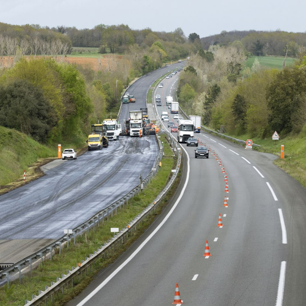 Chantier de réfection de revêtements d'une autoroute