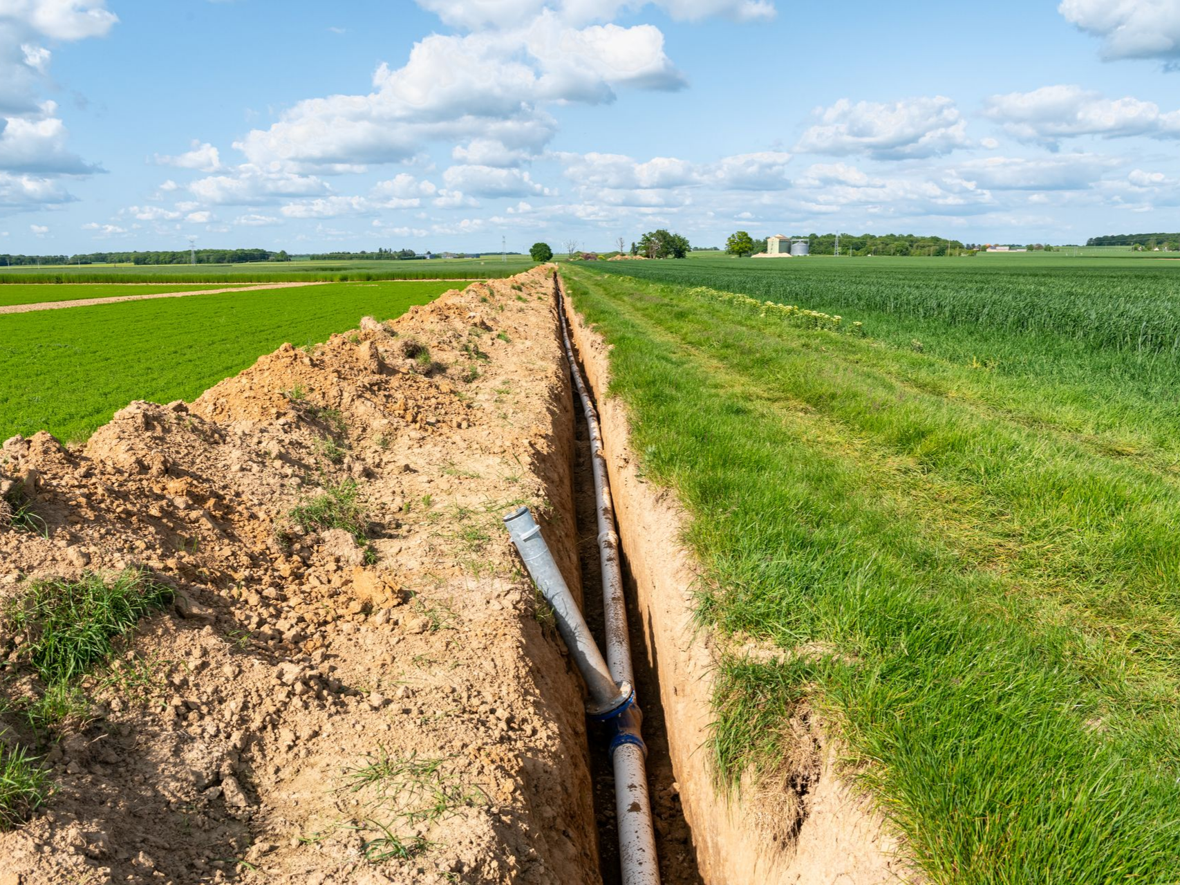 Installation de canalisation dans un champ pour l'irrigation