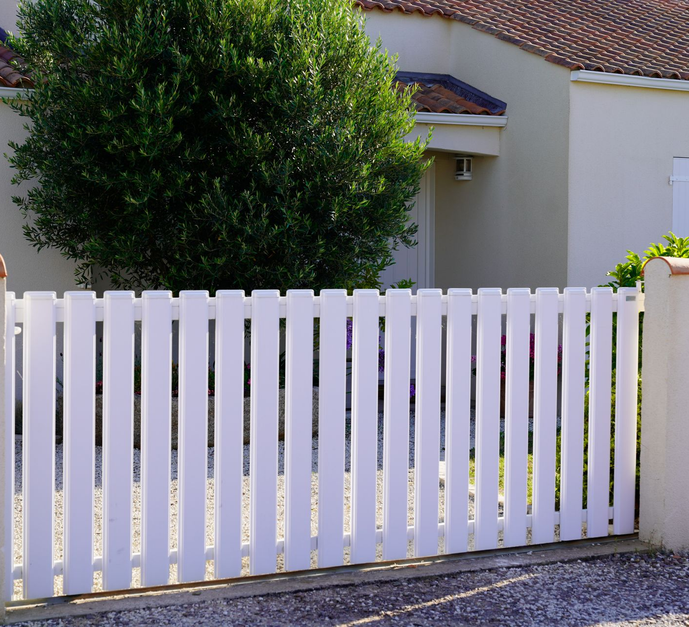 Un portail coulissant en PVC blanc