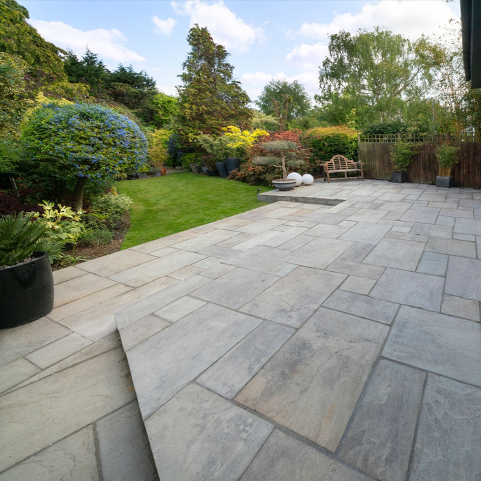 Une terrasse dans un jardin aménagé
