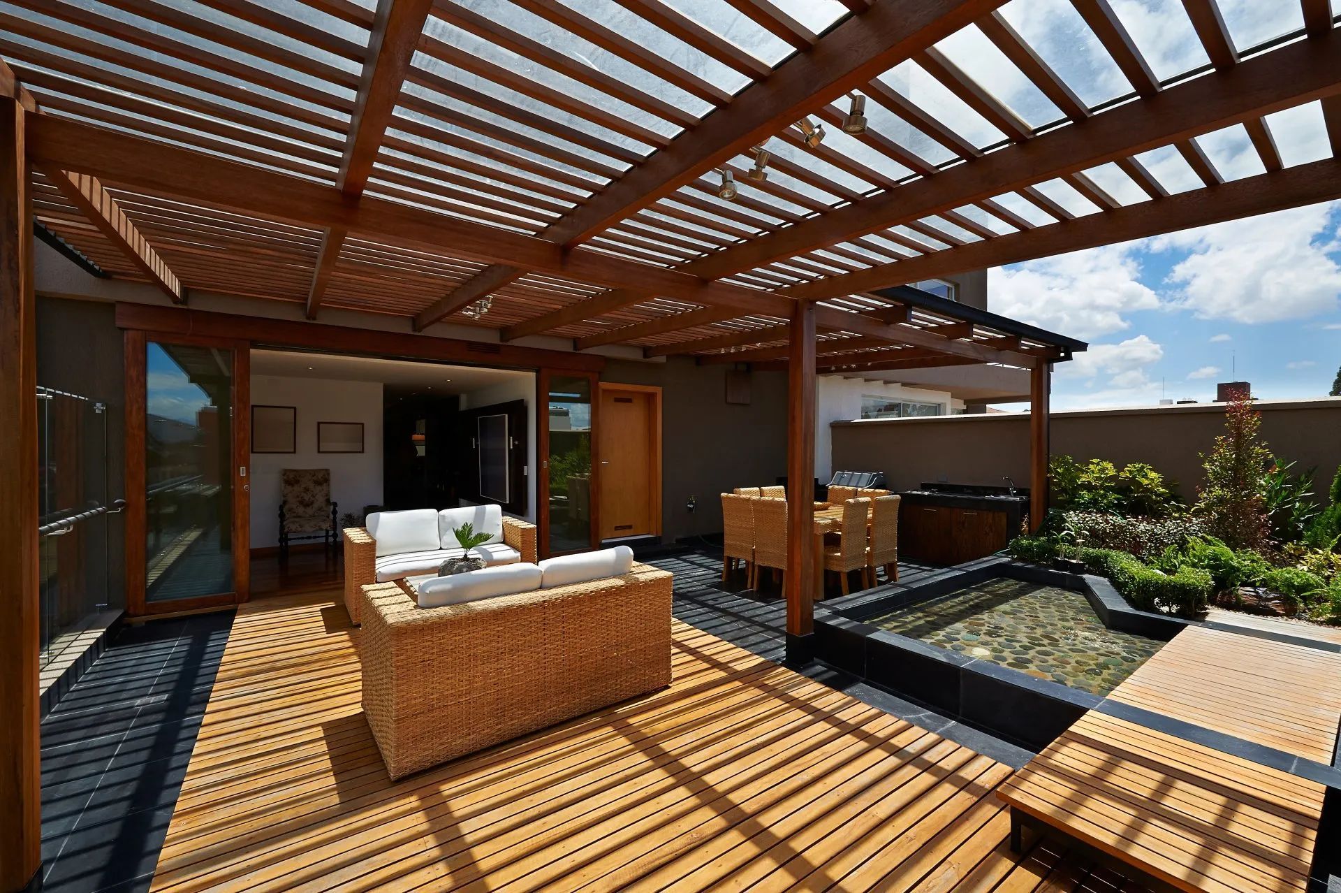 Grande terrasse avec du mobilier extérieur moderne