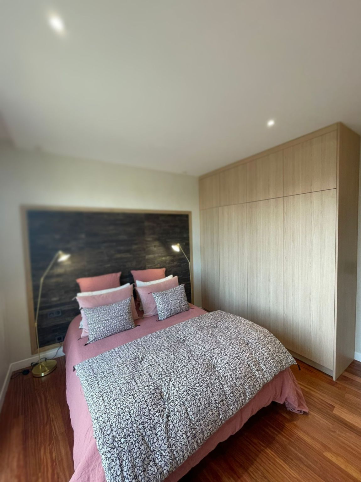 Chambre avec un lit et un placard réalisés par Franck Delahaye