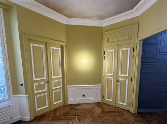 Porte et murs peints en bleu