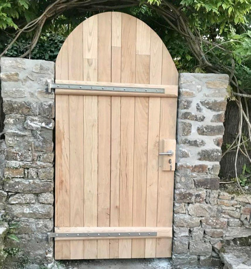 Petit portail en bois fermé