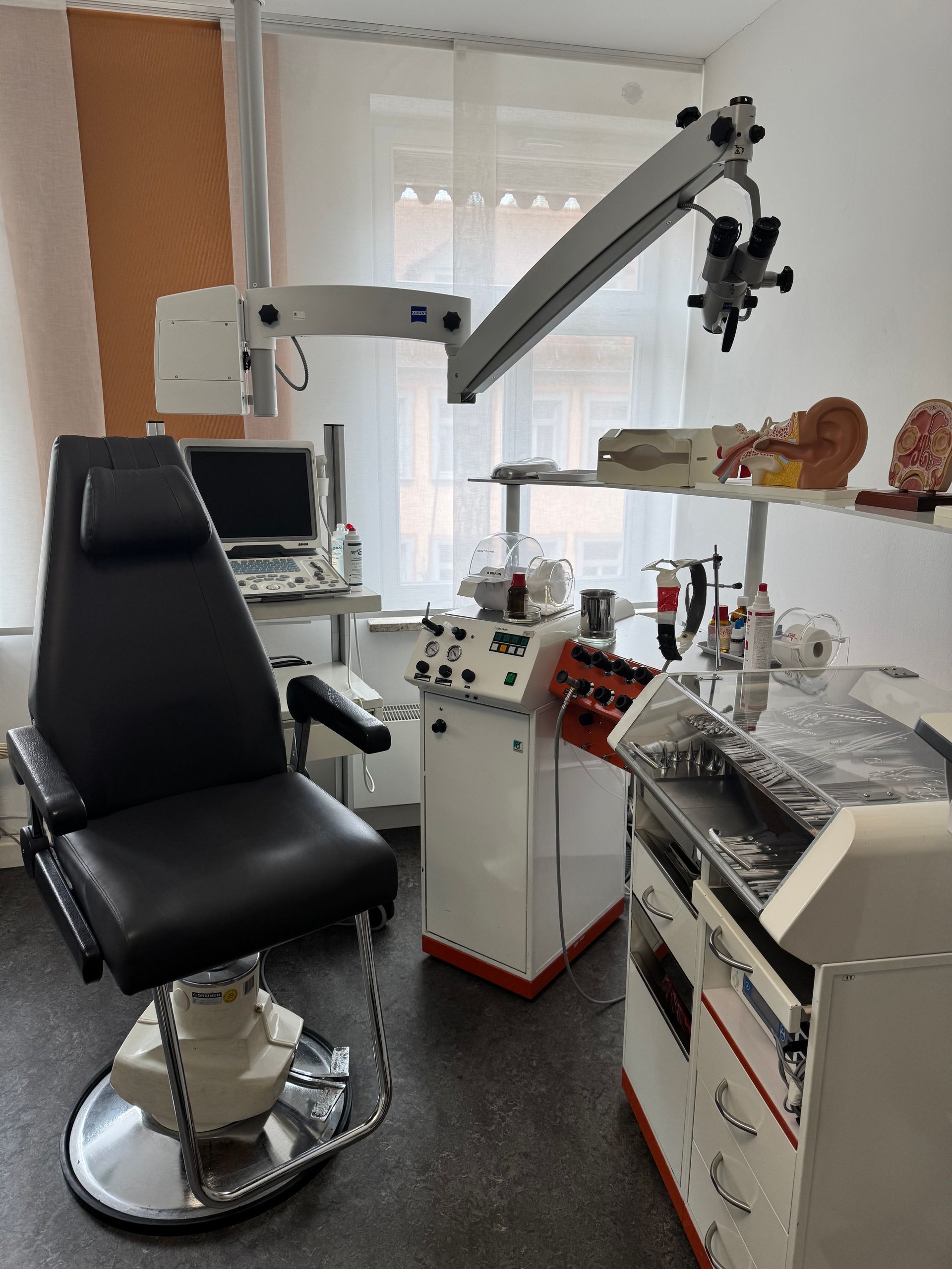 Behandlungszimmer mit allen medizinischen Geräten zur HNO-Untersuchung