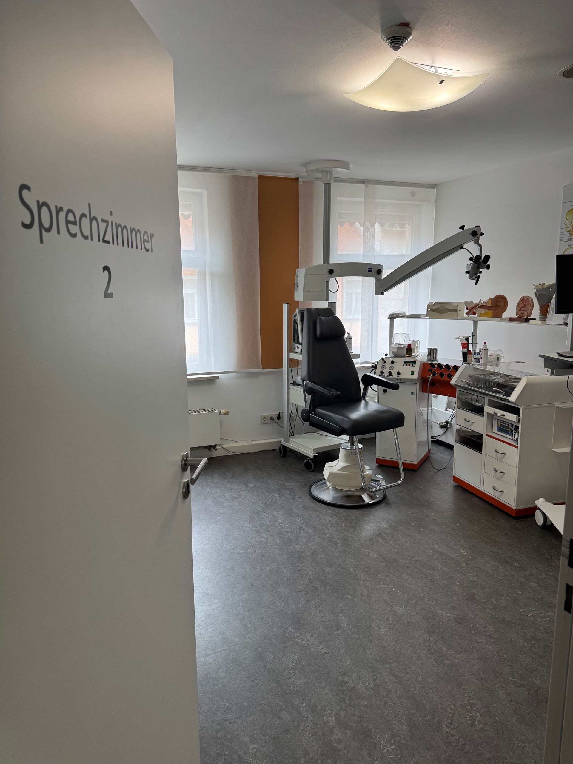 Behandlungszimmer für HNO-Untersuchungen bei der HNO-Praxis am Schloss Dr. Kittel in Erlangen