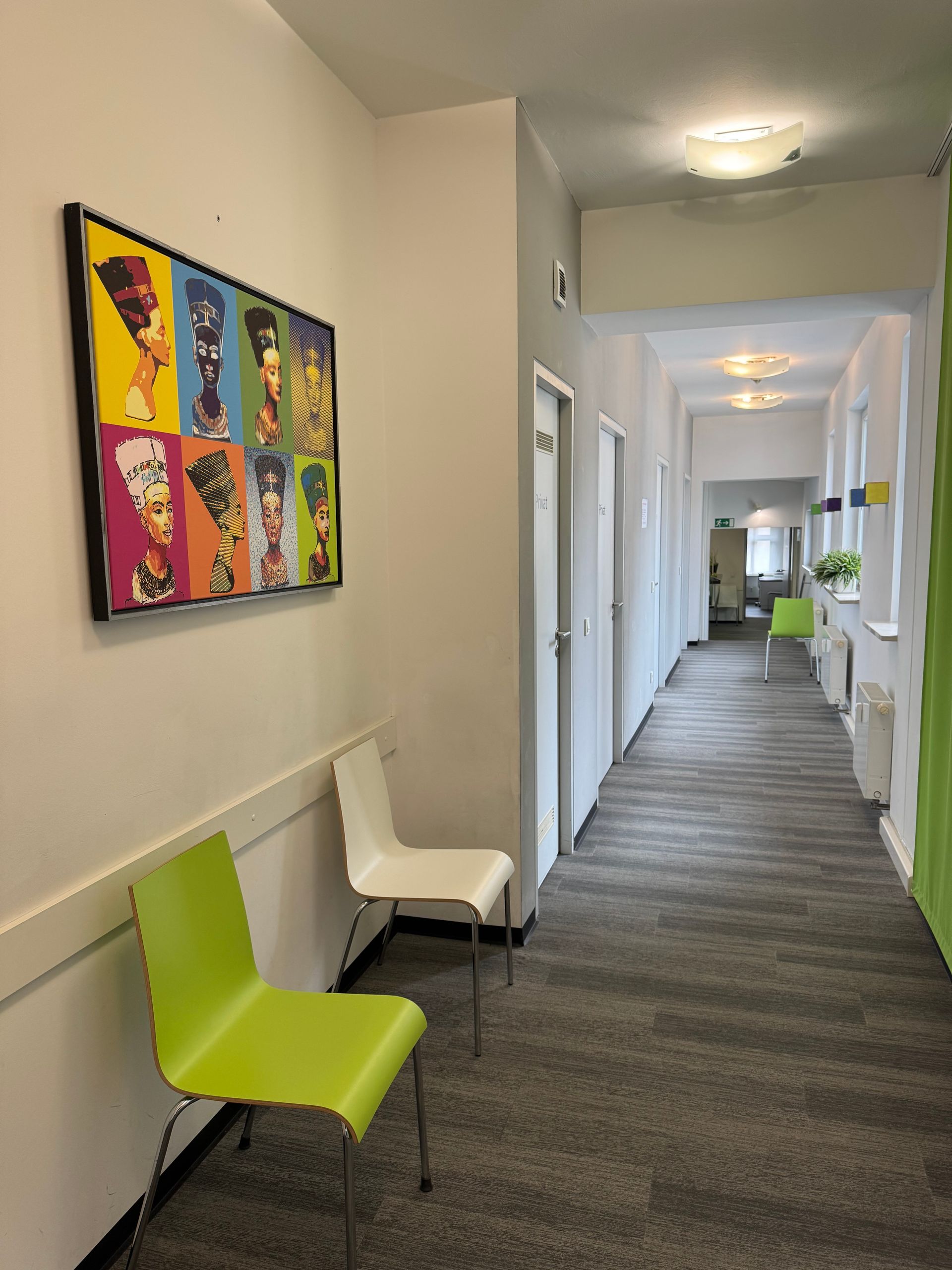 Wartezimmer der HNO-Praxis am Schloss Dr. Kittel in Erlangen