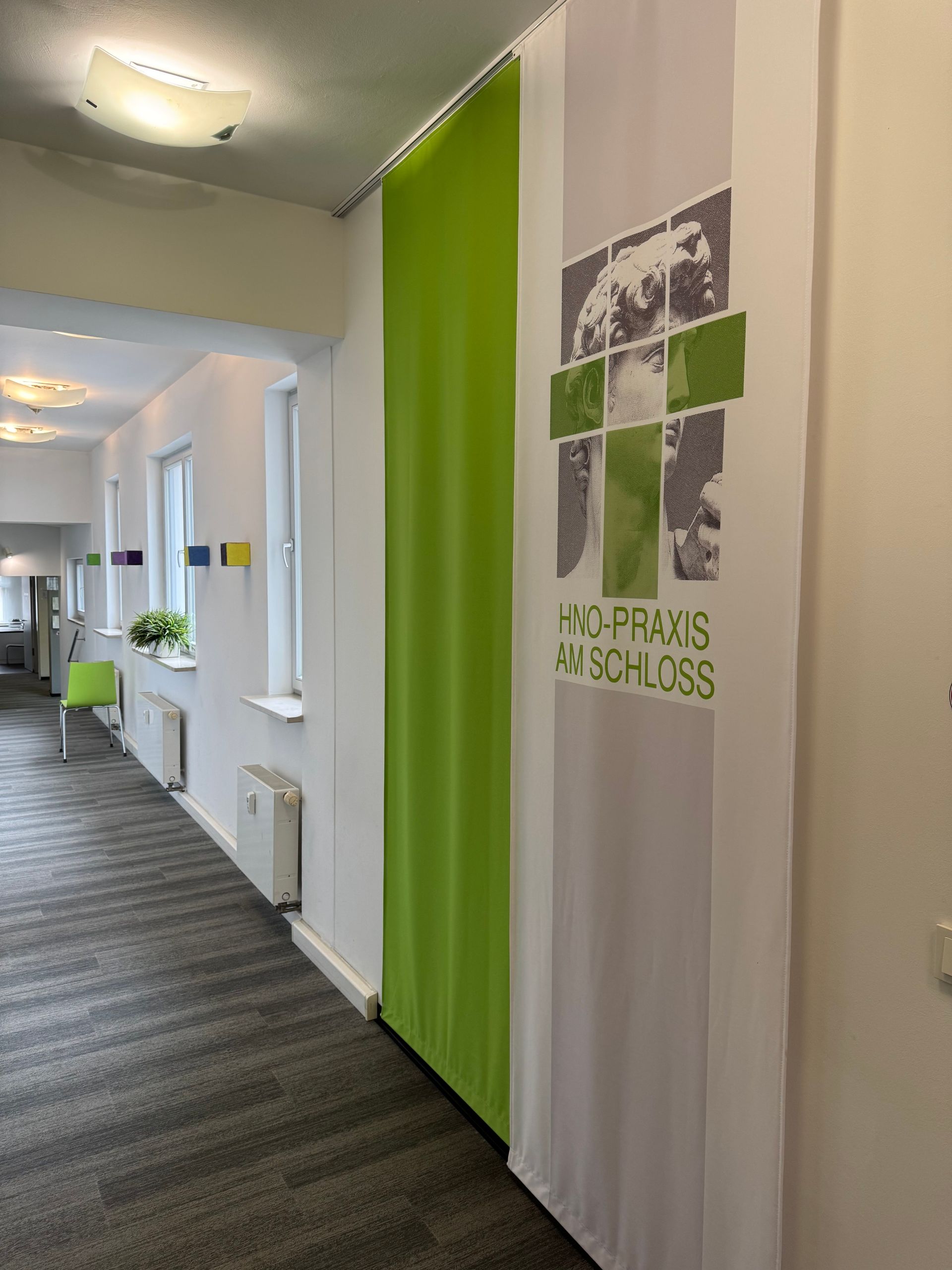 Eingangsbereich mit Wartebereich der HNO-Praxis am Schloss Dr. Kittel in Erlangen