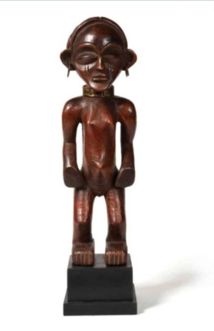 Statuettes en bois foncé d'une vielle personne.