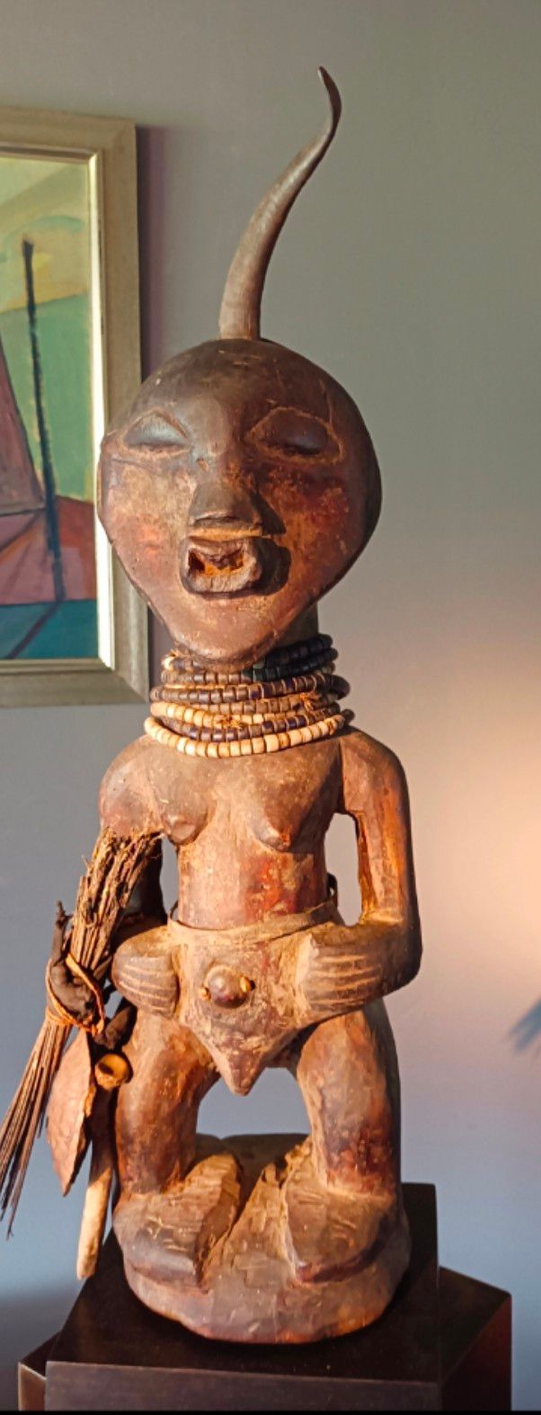 Statuette d'un être avec un arc dans le dos