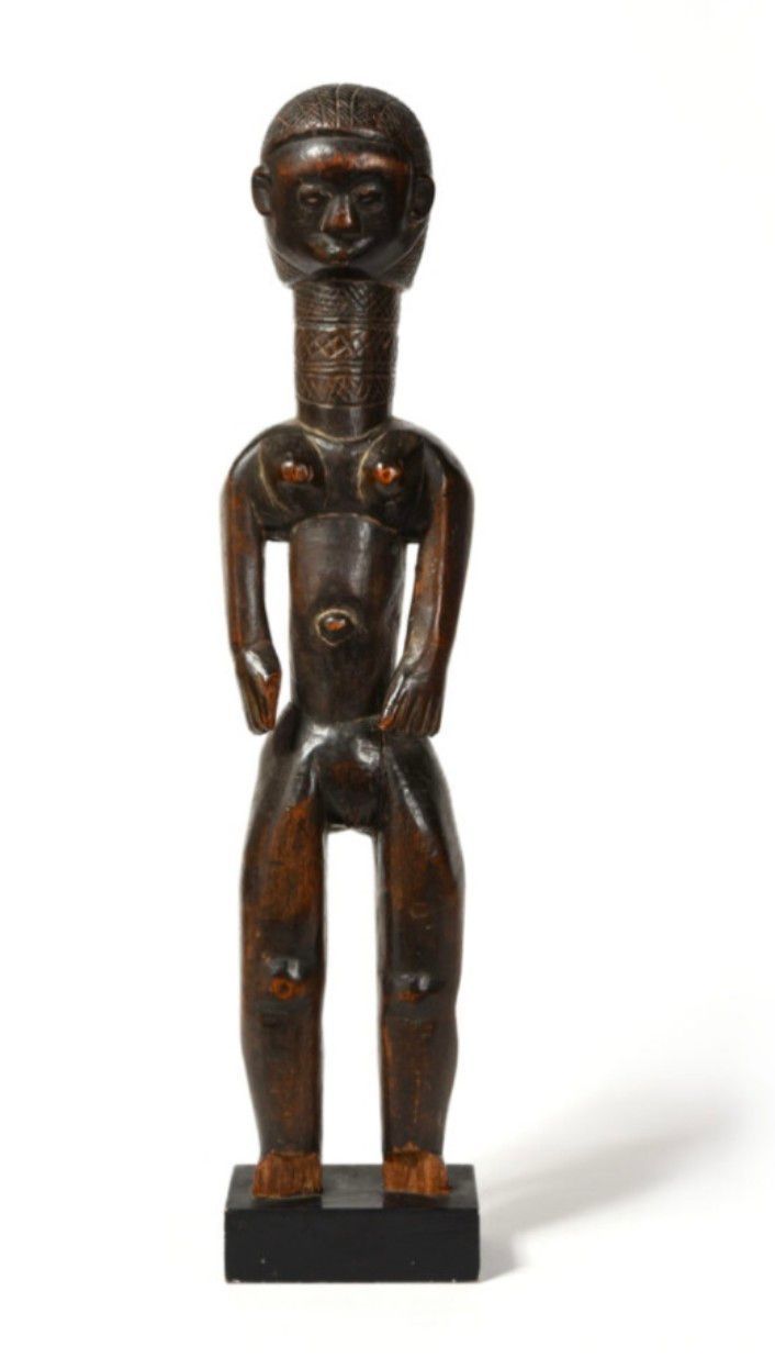 Statuette en bois d'une personne debout