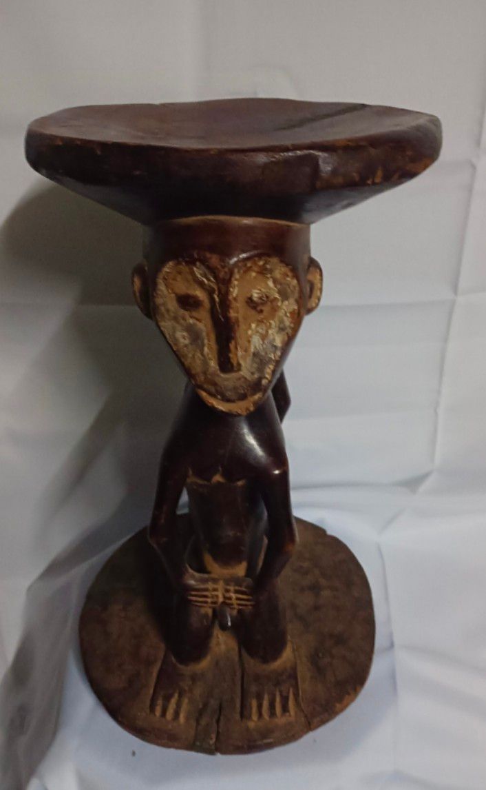 Statuette en bois sous forme tabouret