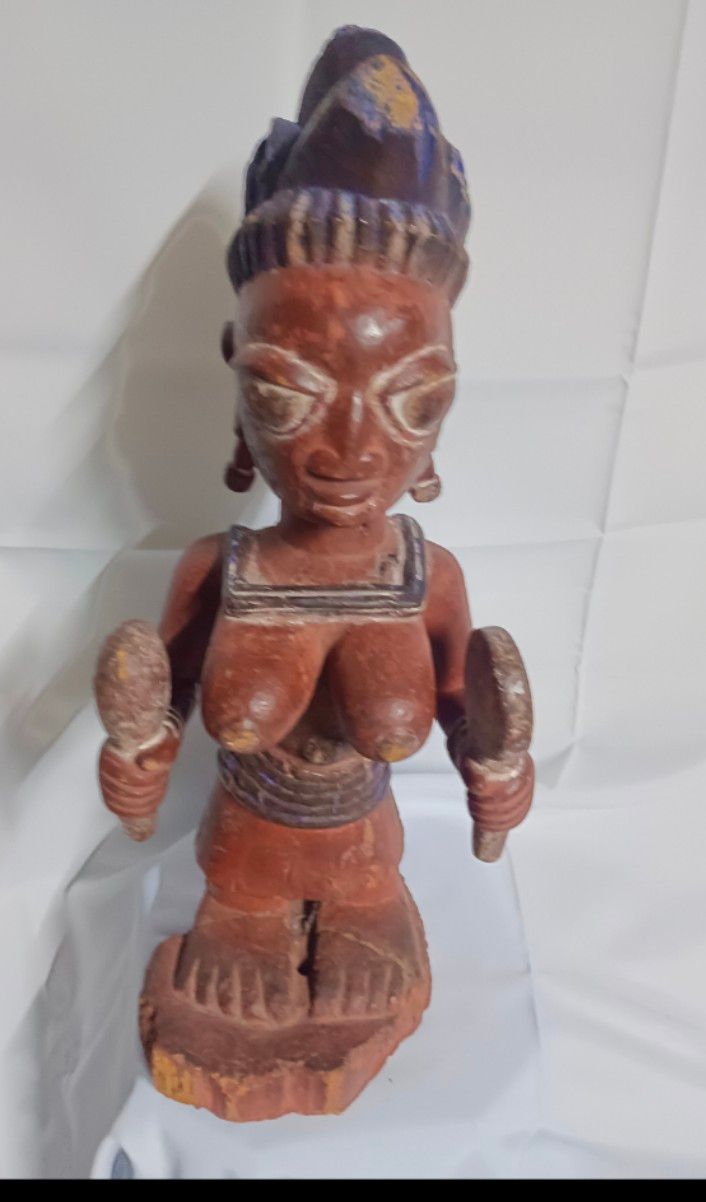 Statuette en bois d'une femme nue