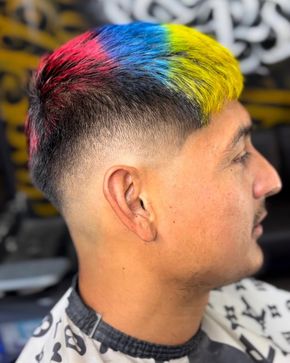 Hombre con corte de pelo descolorido, cabello color arco iris, perfil lateral.