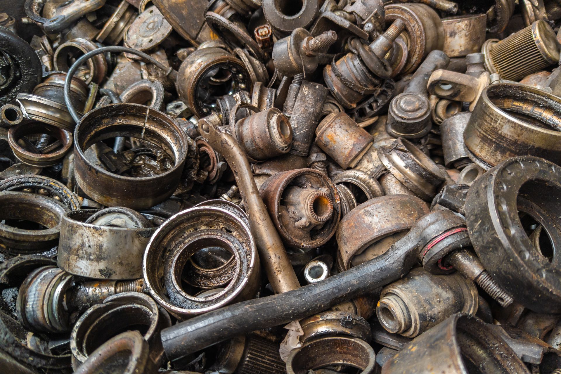 Un tas de pièces automobiles rouillées de formes et de tailles diverses.