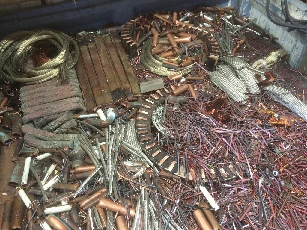 Tas de fils et de tubes de cuivre, rebuts métalliques, dans une installation de recyclage.
