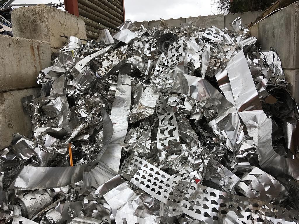 Tas de ferraille broyée dans une installation de recyclage.