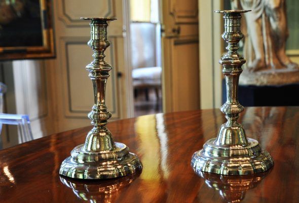 Photo de chandeliers anciens.