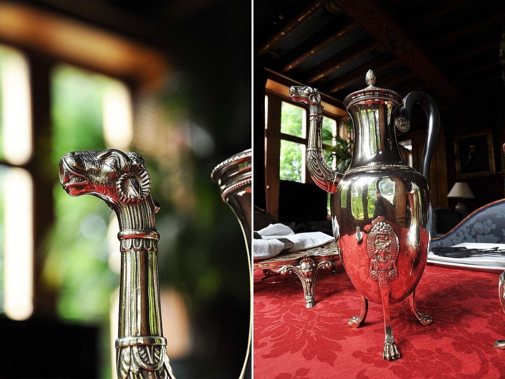 Photo de théière ancienne dorée.