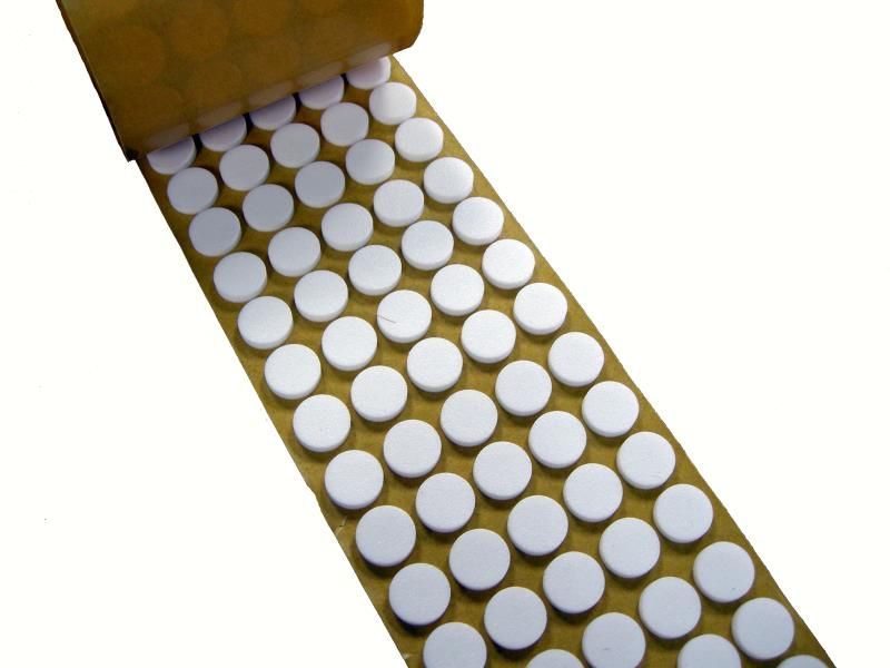 Un rollo de círculos blancos en un trozo de cinta