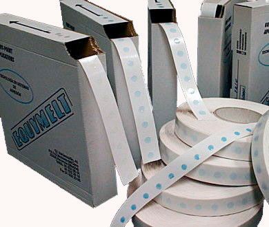 Varias cajas de cinta para cinturón corporal están apiladas una encima de otra