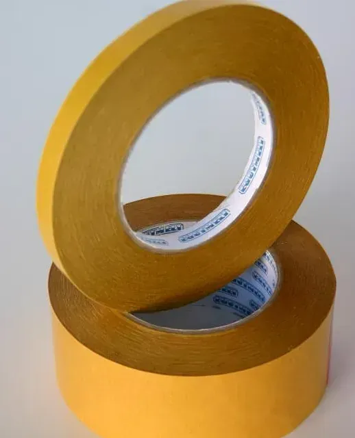 Dos rollos de cinta adhesiva están apilados uno encima del otro