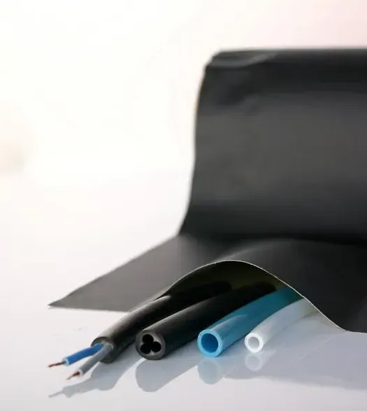 Un montón de cables están colocados sobre un trozo de papel negro.