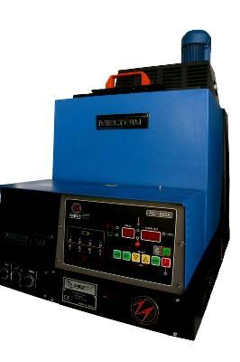 Una máquina azul y negra con un panel de control encima.