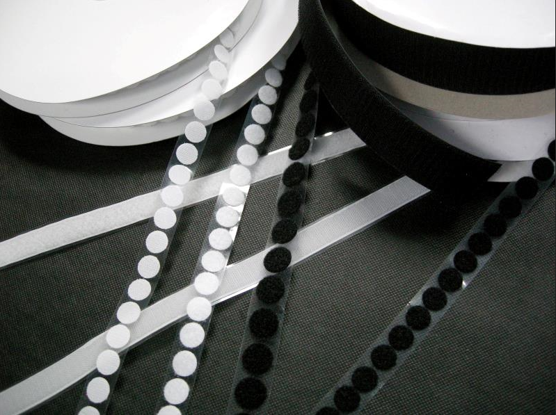 Dos rollos de cinta de lunares blancos y negros sobre una mesa
