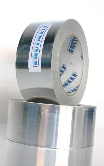 Dos rollos de cinta de papel de aluminio se apilan uno encima del otro.
