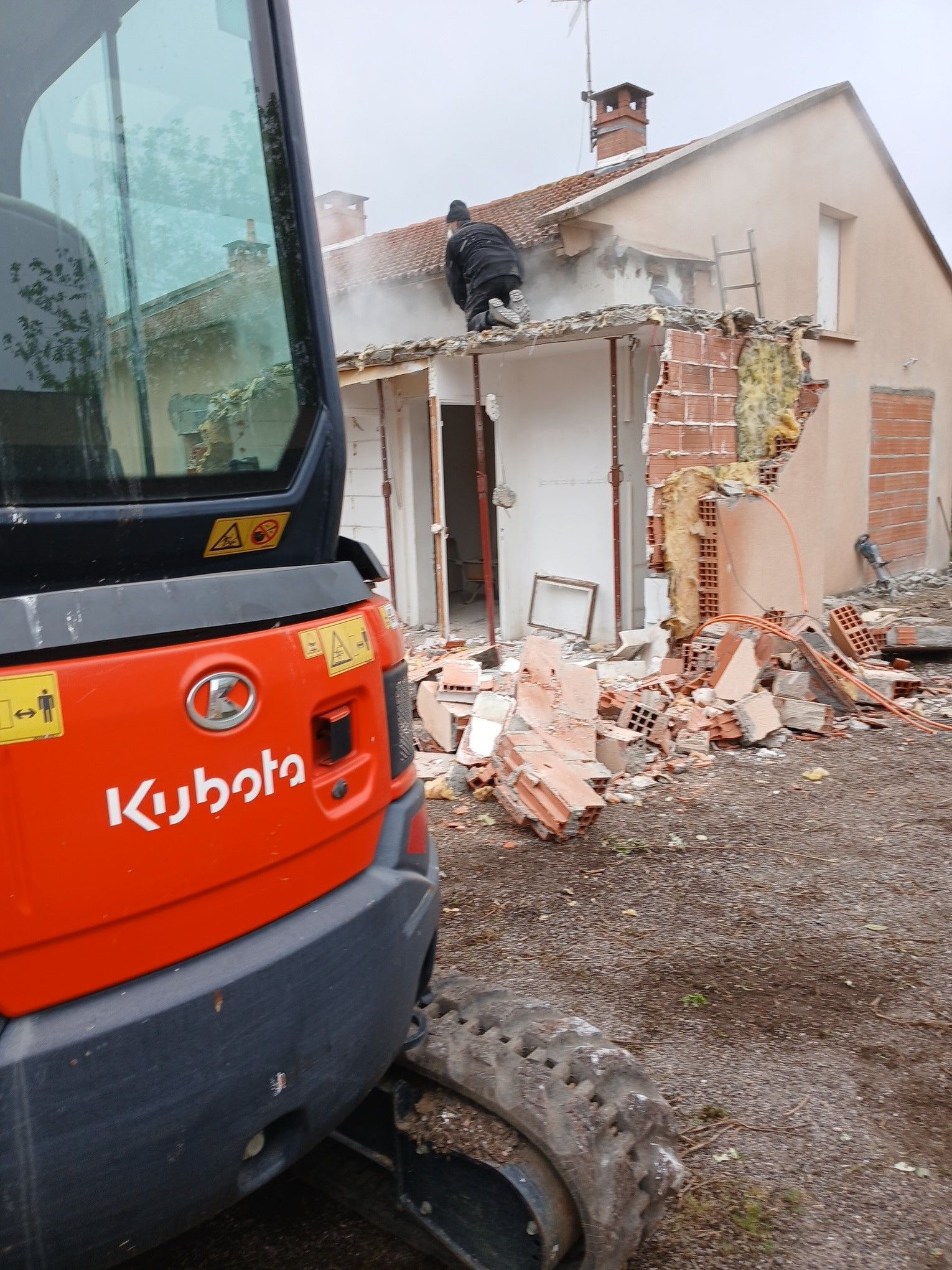 Un maçon qui rénove un mur