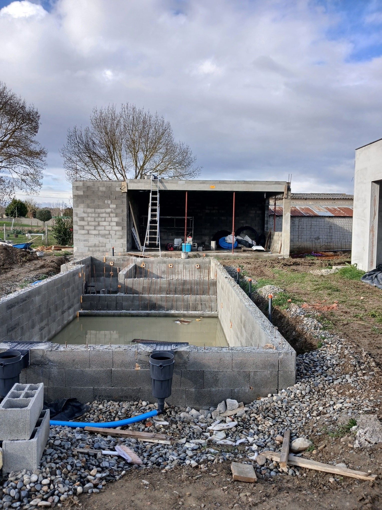 Une terrasse dans un jardin