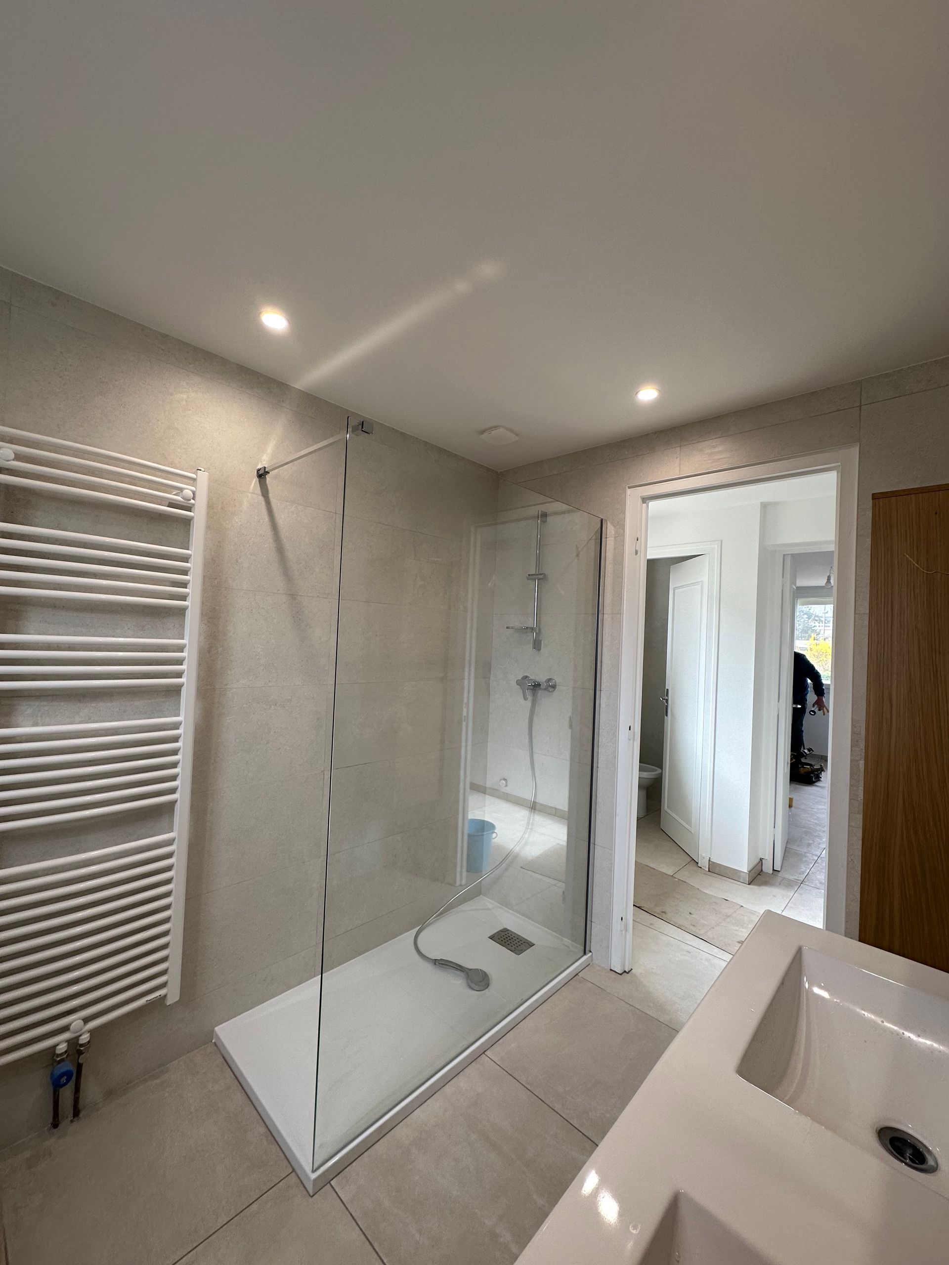 Salle de bain avec bac de douche 