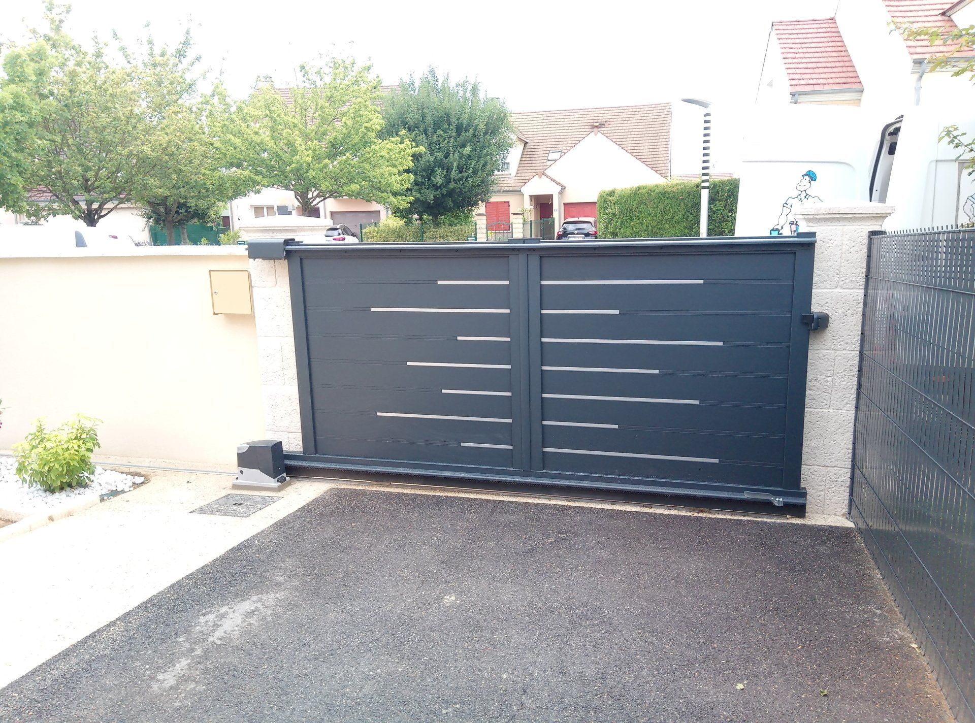 Installation portail aluminium