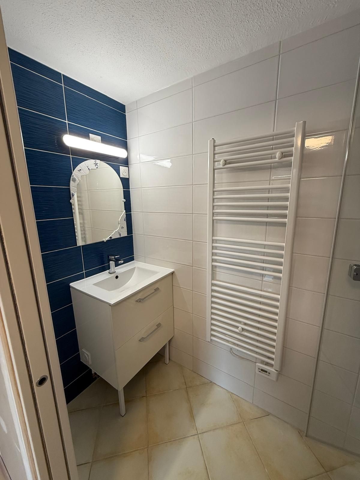 Meuble de salle de bain avec sèche-serviettes