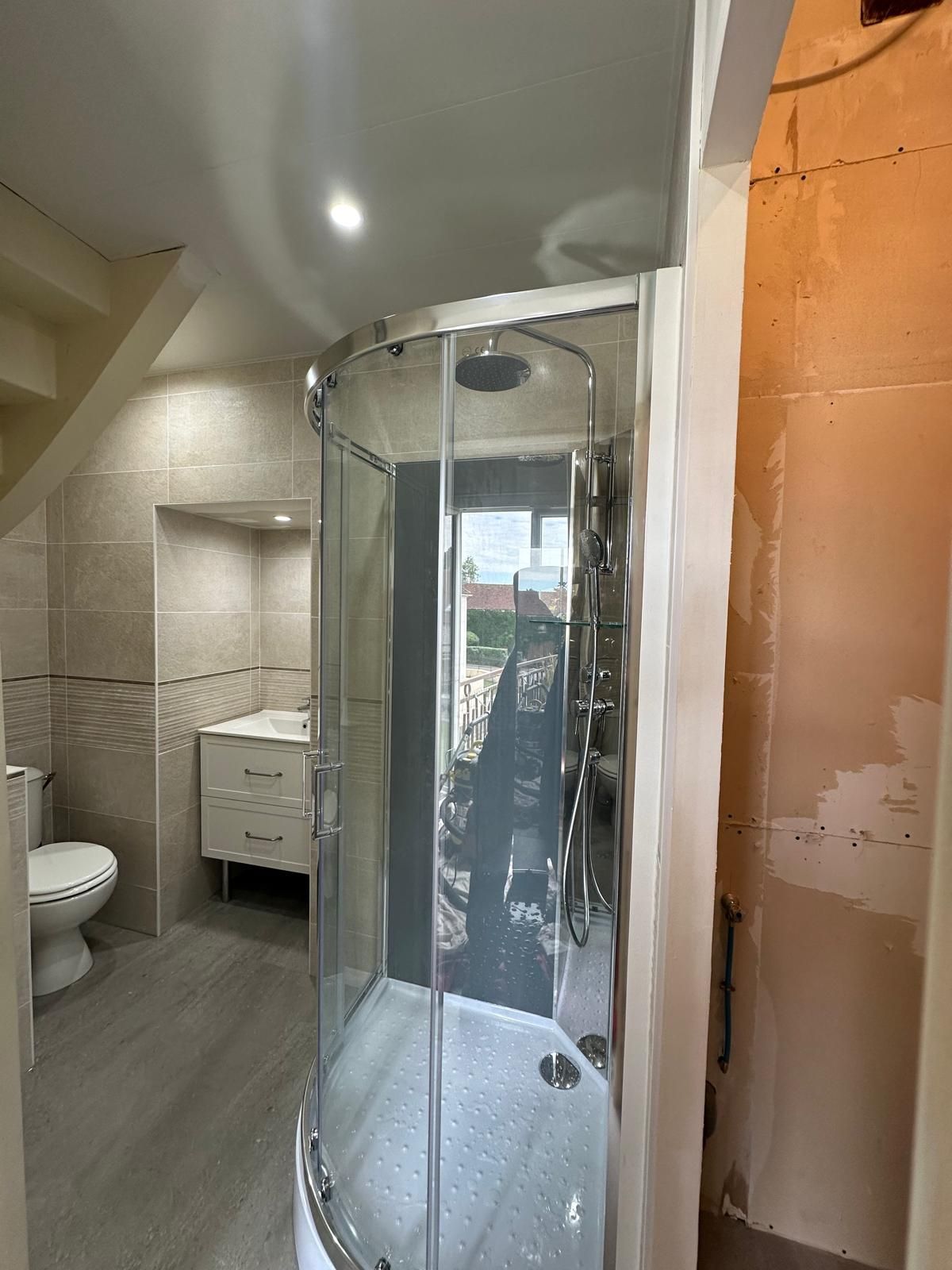 Salle d'eau avec une grande cabine de douche