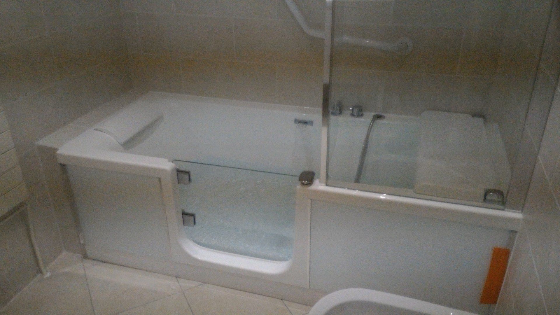 Baignoire avec une porte