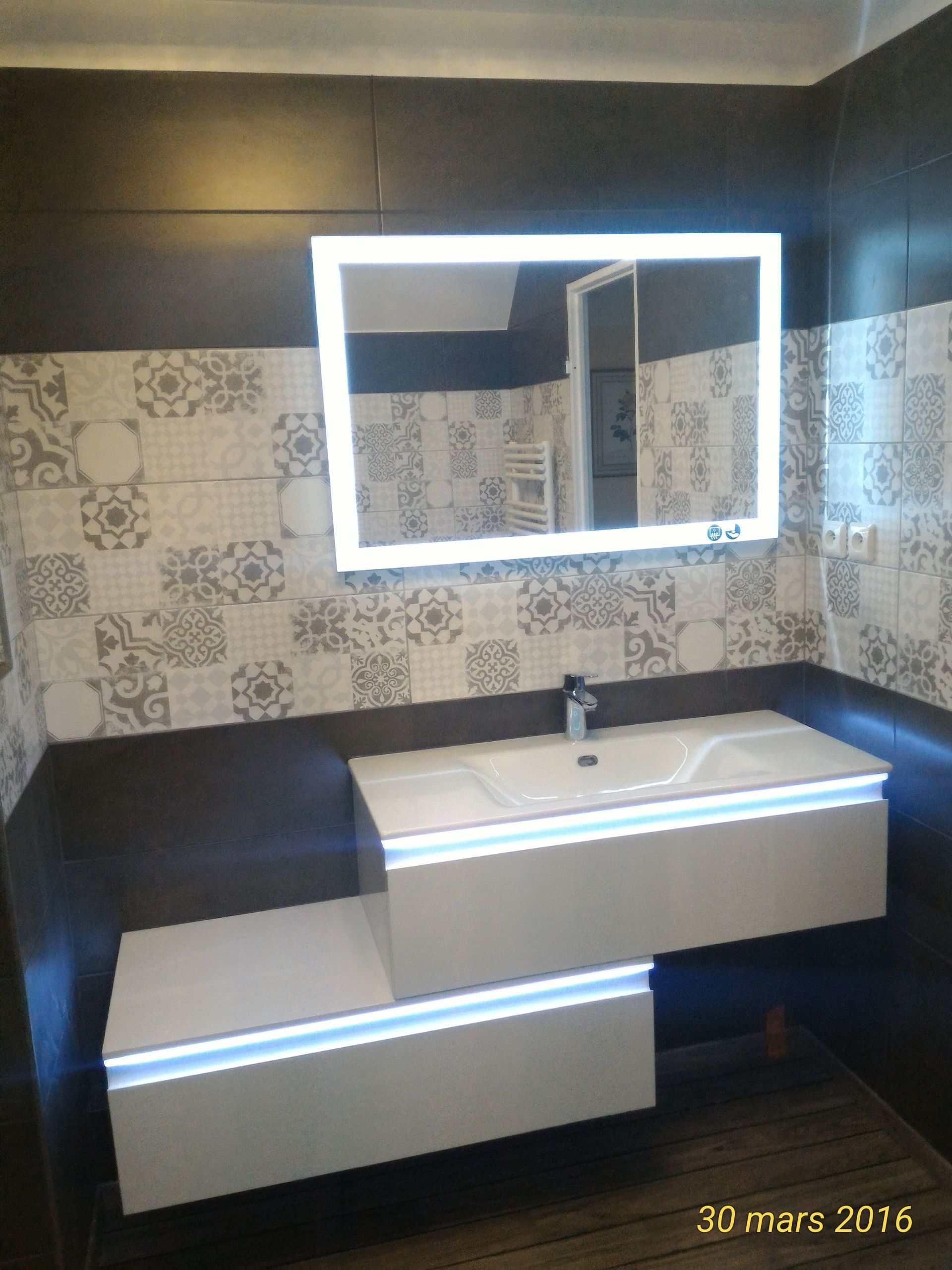 Meuble avec vasque moderne avec des leds et miroir éclairant