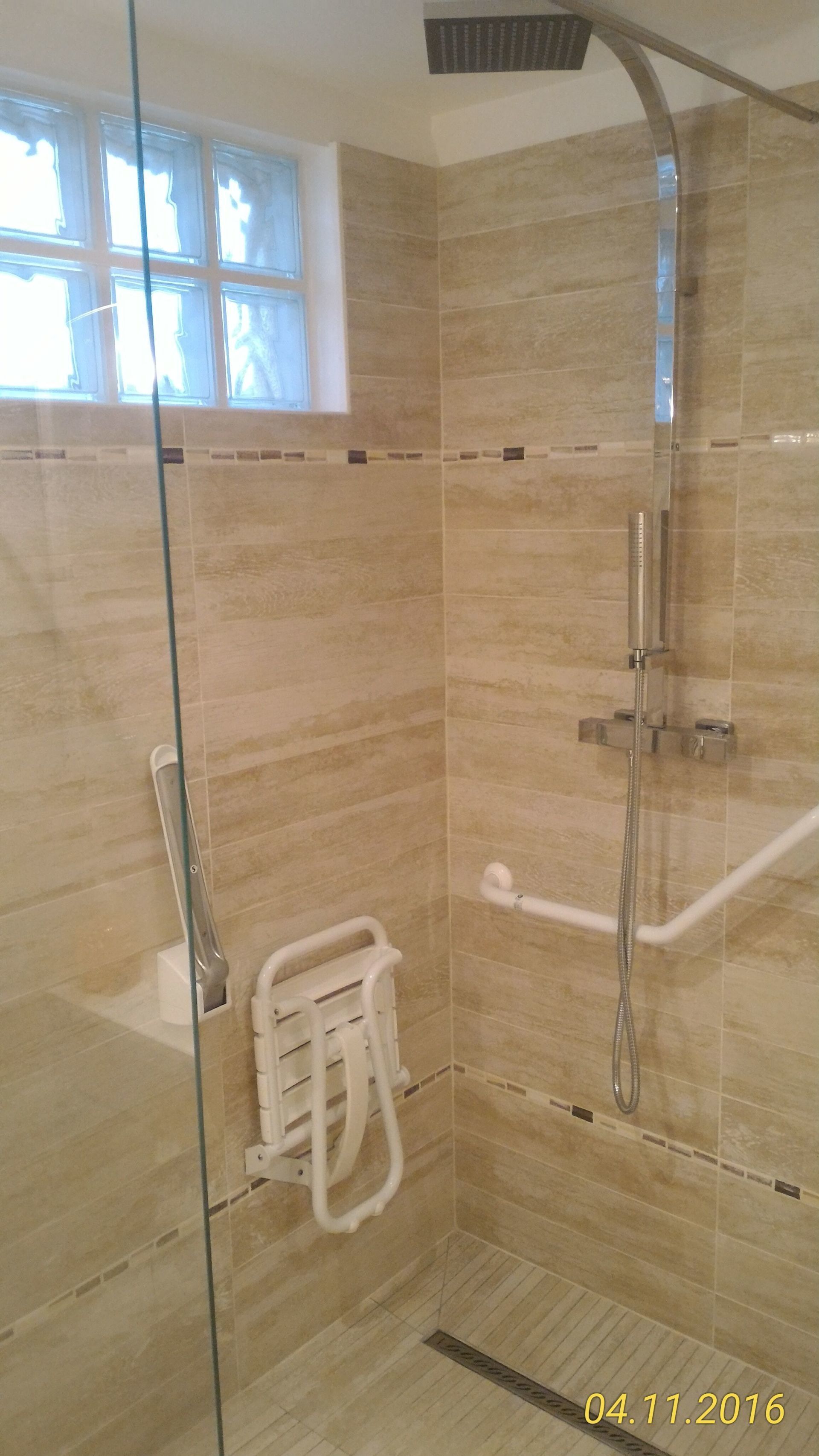 Douche à l'italienne adaptée pour les personnes à mobilité réduite