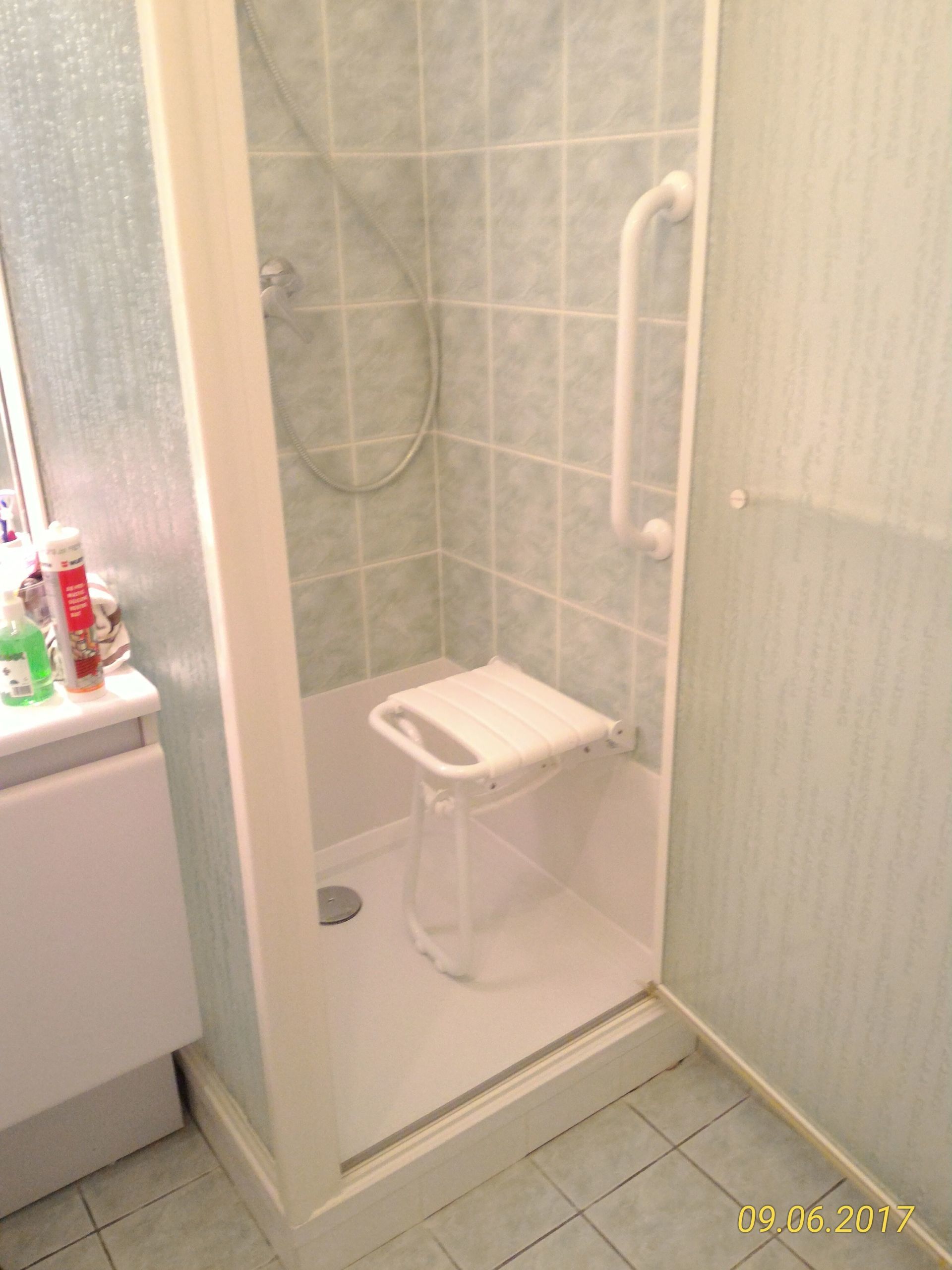 Cabine de douche adaptée pour les personnes à mobilité réduite