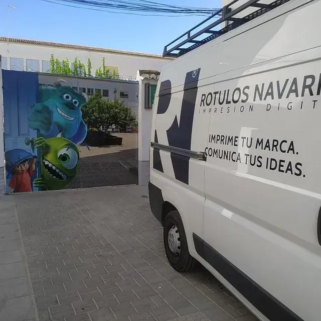 Una camioneta blanca con la marca