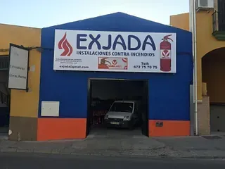 Edificio azul y naranja con cartel