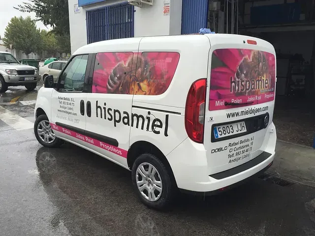 Furgoneta de reparto de color blanco con la marca 