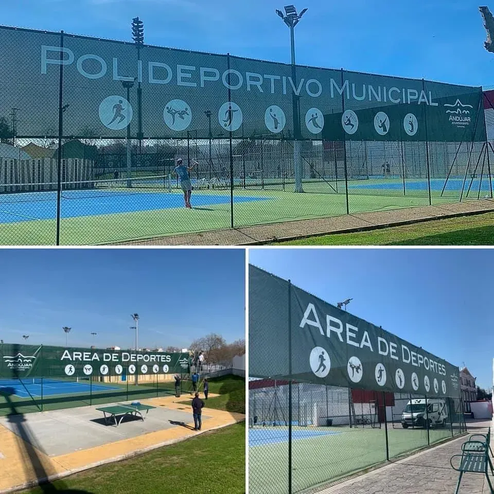 Tres fotos de un polideportivo municipal. Las pancartas muestran iconos deportivos y las palabras "Polideportivo Municipal" y "Área de Deportes". La gente practica deportes en las canchas.