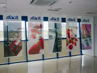 Cinco pancartas verticales con el logotipo de