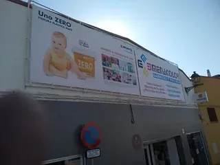 Una gran valla publicitaria en un edificio anuncia la fórmula infantil