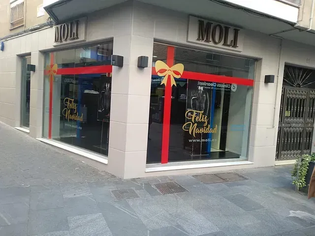 Exterior de una tienda de ropa llamada