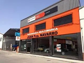 Exterior de un concesionario de automóviles,