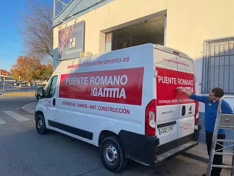 Una camioneta blanca con la palabra 